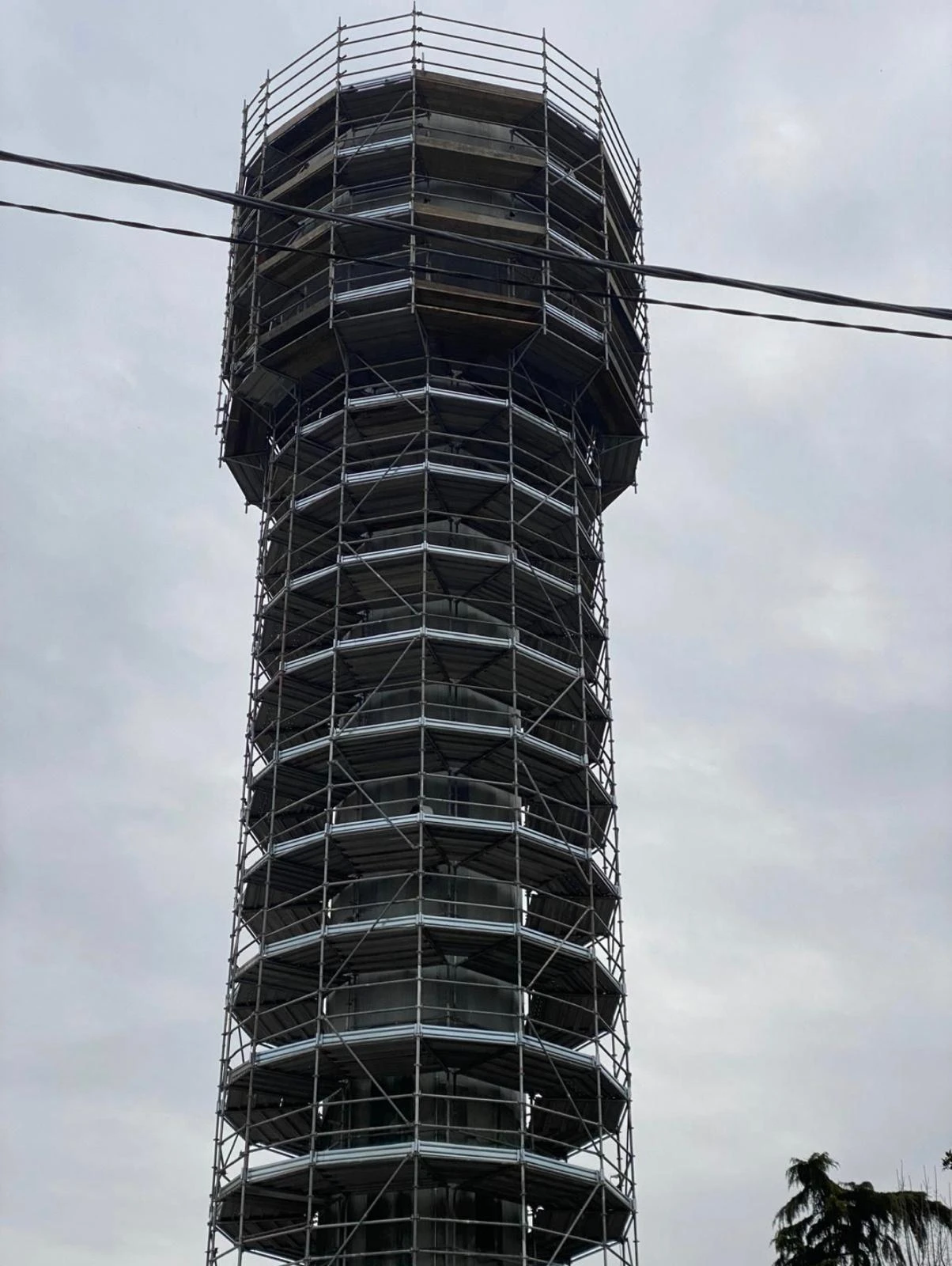 Torre in ristrutturazione con ponteggio K-Sinergy
